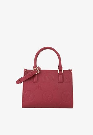 Sac à main en cuir rouge avec logos circulaires V embossés et motifs floraux, double poignée, et bandoulière amovible réglable avec boucle.
