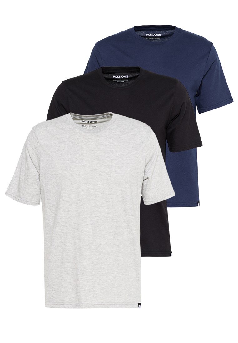 Tres camisetas de manga corta en gris, negro y azul marino. Diseño de cuello redondo, material de algodón suave y etiqueta de marca visible en el dobladillo inferior.