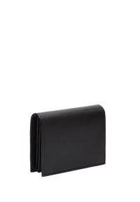 Portafoglio bifold in pelle nera in posizione verticale, chiuso su sfondo bianco, che mostra una superficie liscia e bordi cuciti.