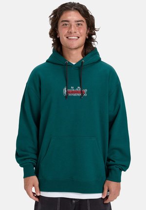 Groene hoodie met een voorzak, verstelbare koordjes en geborduurd logo. Gemaakt van zachte stof met een relaxte pasvorm en geribbelde manchetten.