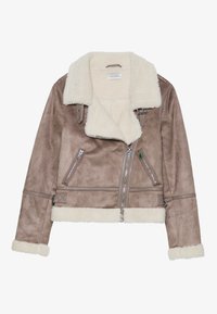 Brun kunstskinnjakke med saueskinnskrage, glidelås foran, to fremre glidelommer og brede mansjetter, med teksturert overflate og kort design.