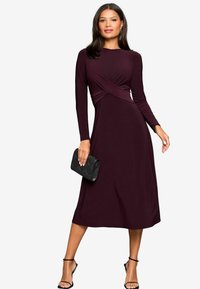 Lipsy LONG SLEEVE CROSS FRONT MIDI - REGULAR FIT - Vapaa-ajan mekko - berry red