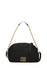 Bolso de tela acolchada negro con una cadena dorada, que presenta una placa de logo rectangular y una forma curvada. Incluye una correa de hombro ajustable.