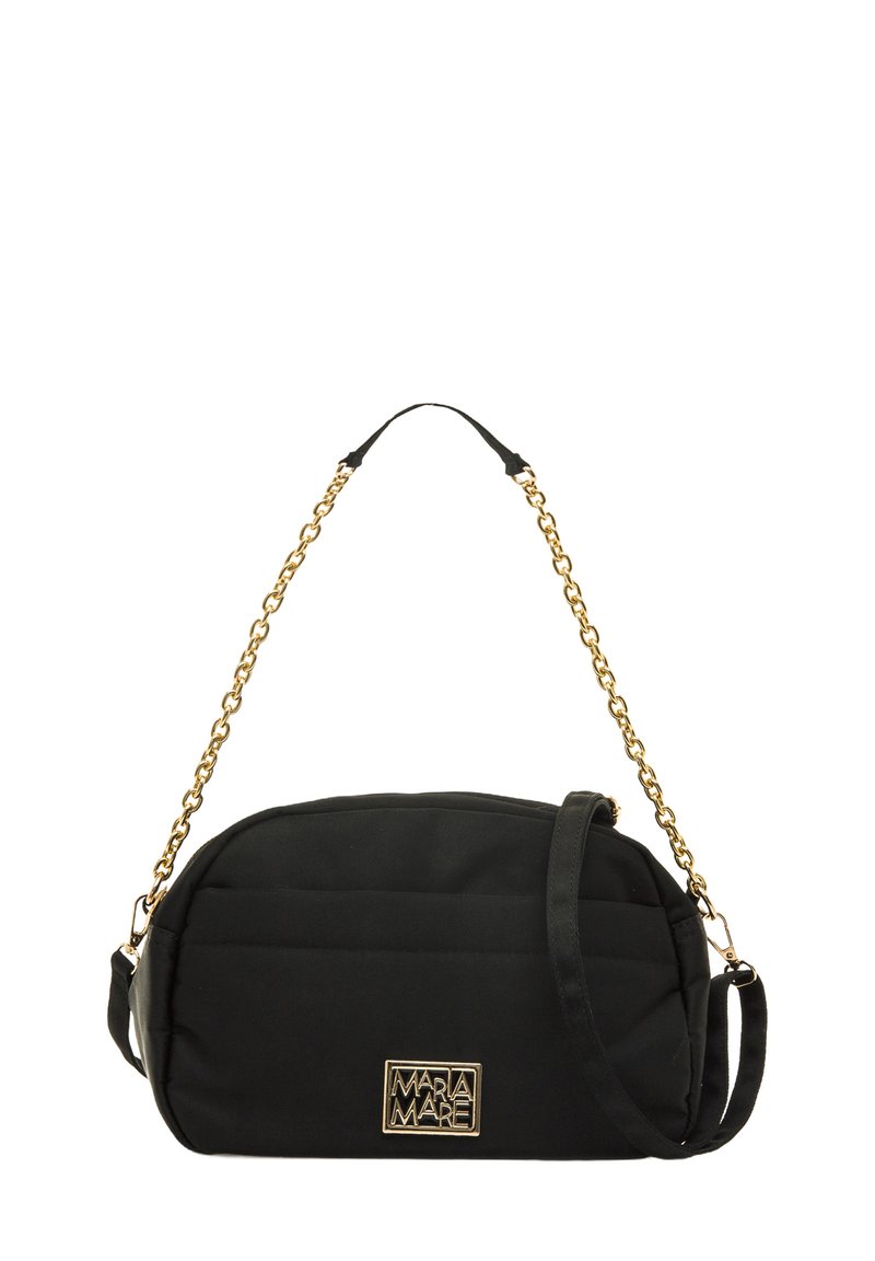 Bolso de tela acolchada negro con una cadena dorada, que presenta una placa de logo rectangular y una forma curvada. Incluye una correa de hombro ajustable.
