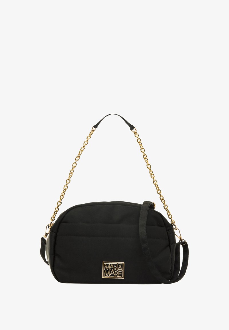 Bolso de tela acolchada negro con una cadena dorada, que presenta una placa de logo rectangular y una forma curvada. Incluye una correa de hombro ajustable.