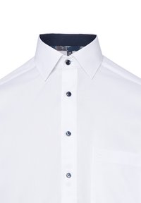 Camicia bianca con colletto a punta, bottoni scuri e un sottile rivestimento interno del colletto con un motivo floreale.