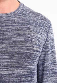 Maglione leggero a maglia in tonalità navy e grigio con una sottile texture mélange. Presenta un collo rotondo e un piccolo logo ricamato "DNM".