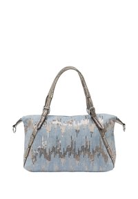 Denim skuldertaske med perlemønster i sølv og beige, der har dobbelte håndtag og sideklips. Lyseblå med metalliske detaljer.