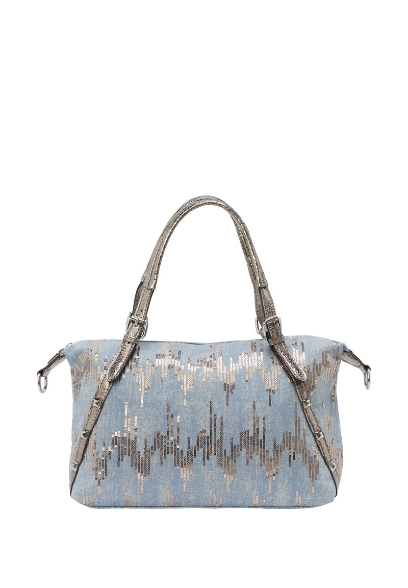 Denim skuldertaske med perlemønster i sølv og beige, der har dobbelte håndtag og sideklips. Lyseblå med metalliske detaljer.