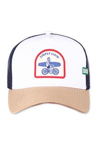 Trucker-Cap mit weißer Vorderseite, marineblauem Netzrücken und beigem Schirm. Mit einem bestickten Patch eines Radfahrers mit einem Surfbrett.