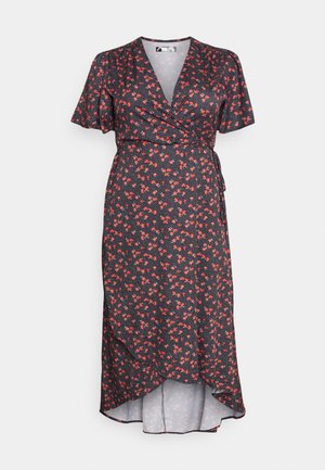 Czarna sukienka o kroju kopertowym z krótkimi rękawami, ozdobiona czerwonym kwiatowym wzorem, z asymetrycznym dołem i paskiem do samodzielnego zawiązania dla regulacji dopasowania.