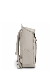 Zaino grigio chiaro con una forma strutturata, chiusura con zip, tasca laterale in rete, spallacci imbottiti e inserti in tessuto testurizzato.