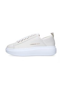 Sneaker bianca in pelle con suola spessa bianca, caratterizzata da occhielli e lacci color oro rosa, logo impresso di lato e linguetta sul retro.