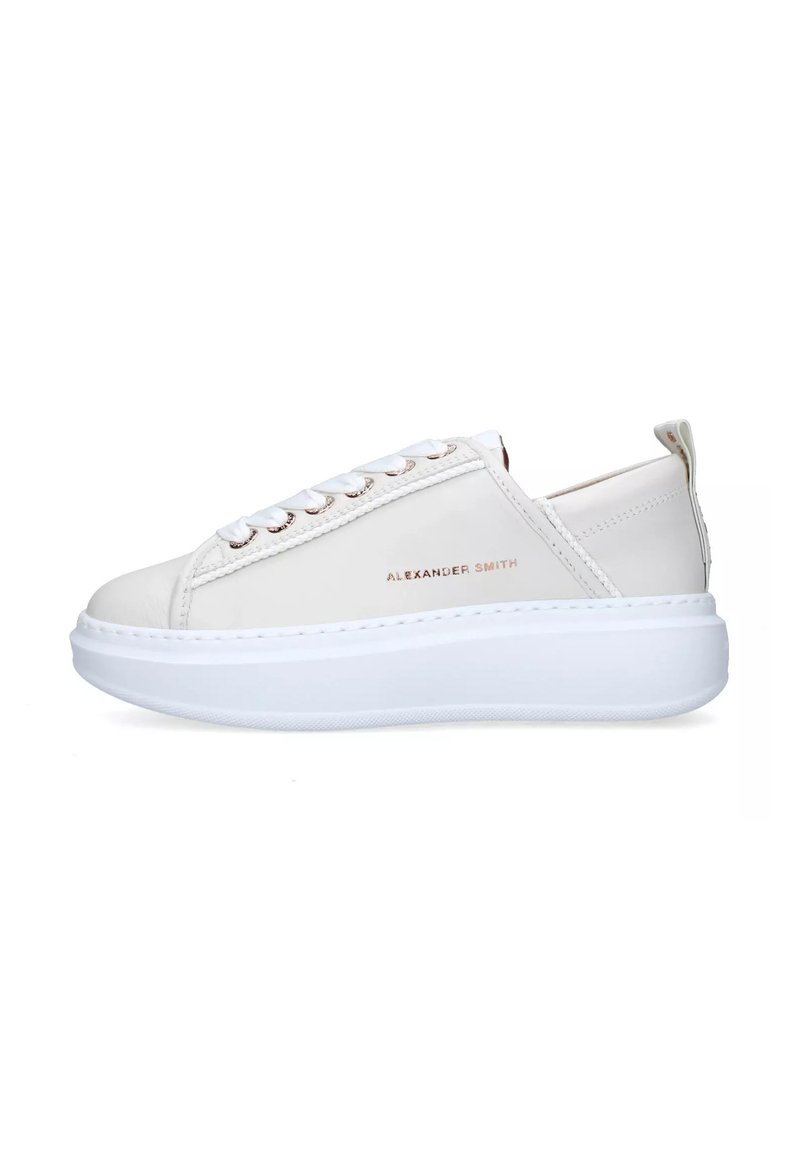 Sneaker bianca in pelle con suola spessa bianca, caratterizzata da occhielli e lacci color oro rosa, logo impresso di lato e linguetta sul retro.