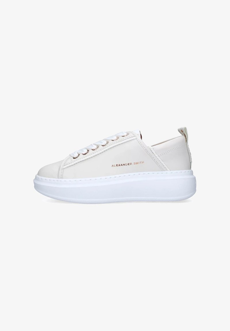 Witte leren sneaker met een dikke witte zool, featuring roségouden oogjes en veters, met een reliëf logo aan de zijkant en een tab aan de achterkant.