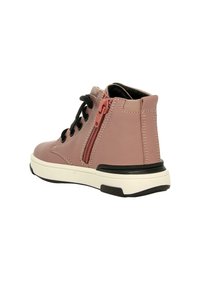 Sneaker alto rosa con lacci neri, zip laterale, suola bianca e battistrada nero su uno sfondo bianco, angolato leggermente da dietro.