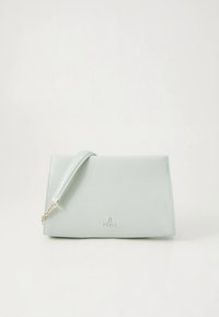 Τσάντα χειρός από δέρμα σε ανοιχτό γαλάζιο χρώμα με δομημένο σχήμα, που διαθέτει αποσπώμενο λουράκι, χρυσά μεταλλικά στοιχεία και ανάγλυφο λογότυπο στο μπροστινό μέρος.