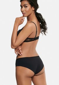 Czarny zestaw bielizny składający się z biustonosza z koronkowym tyłem i gładkich, wysokich majtek. Materiał wydaje się gładki i elastyczny, z minimalnymi detalami.