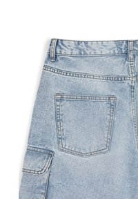 Pantaloni cargo in denim blu chiaro con tasca posteriore, passanti per cintura e un leggero effetto sbiadito. Il materiale è un classico denim di cotone.