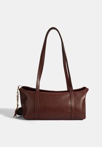 Braune Leder-Tote mit glatter Textur, elongated Form, zwei Schulterriemen und einem goldfarbenen Kettenakzent.