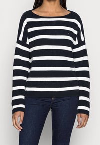 Námořnický a bílý pruhovaný pletený svetr s výstřihem do lodi a dlouhými rukávy, s volným střihem a žebrovanými manžetami a lemem.