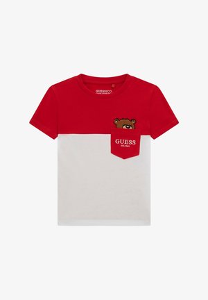 Rotes und weißes Baumwoll-T-Shirt mit rundem Ausschnitt, kurzen Ärmeln, einer Tasche mit Bären-Stickerei und dem Text "GUESS EST.1981".