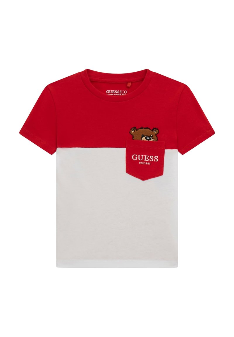 Rød og hvid bomulds T-shirt med rund halsudskæring, korte ærmer, en lomme med en bjørnebrodering og teksten "GUESS EST.1981".
