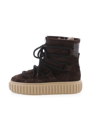 Braune Wildleder-Ankle-Boots mit einer dicken Gummisohle, ausgestattet mit schwarzen Schnürsenkeln und schichteten Designelementen für zusätzlichen Textur- und Detailreichtum.