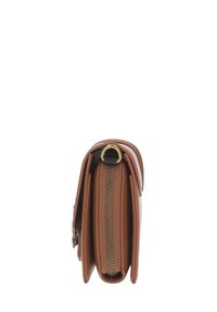 Portafoglio in pelle marrone, forma rettangolare, chiusura con zip in tono oro, multiple scomparti e superficie testurizzata.