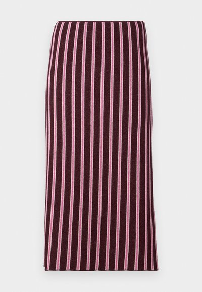 Randig midikjol med en mörk burgundy bas och tunna rosa och vita vertikala ränder. Tillverkad av textil med en figurnära silhuett.