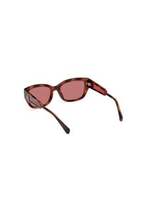 Occhiali da sole tartarugati con lenti mauve; design a occhio di gatto angolare; stanghette eleganti con branding sottile; finitura lucida, materiale leggero.