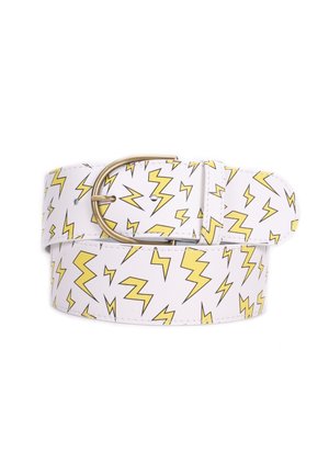 Bílý pásek se žlutými bleskovými vzory a zaoblenou zlatou přezkou, stočený na bílém pozadí.