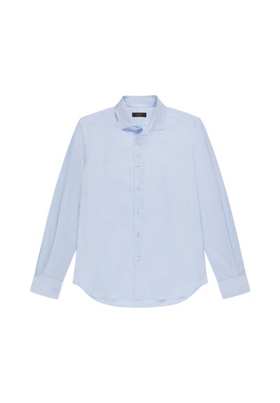 Camisa de manga larga azul claro hecha de algodón, con cuello abotonado, botones delanteros y dobladillo curvo. Textura suave sin patrones.