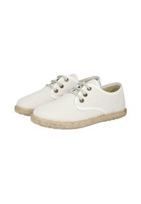 Zapatillas de lona blancas con punta redonda, suelas de cuerda beige y cordones grises. Las partes superiores tienen un patrón texturizado y un diseño clásico de cordones.