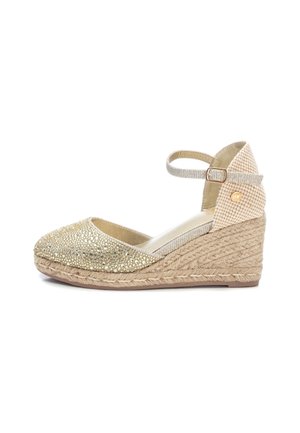 Beige kileespadrille med glitrende gylden tå, ankelrem med spænde og flettet jutebund.