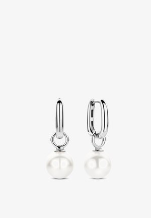 Silberne Creolenohrringe mit einem glatten, runden weißen Perlenanhänger. Das Design beinhaltet einen kreisförmigen Ring, der die Perle mit der Creole verbindet.