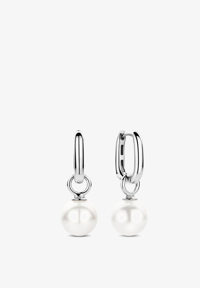 Silberne Creolenohrringe mit einem glatten, runden weißen Perlenanhänger. Das Design beinhaltet einen kreisförmigen Ring, der die Perle mit der Creole verbindet.