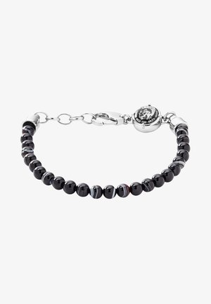 Schwarzes Perlenarmband mit polierten runden Perlen, ausgestattet mit einem silbernen Metallverschluss und einem Anhänger mit einem Löwen-Logo. Strukturvolles, elegantes Design.