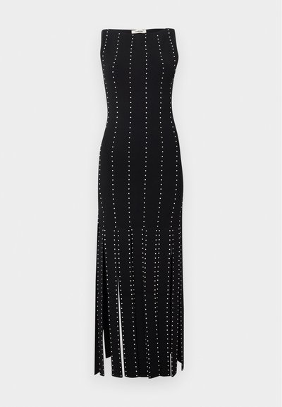 Robe noire sans manches en tissu extensible, ornée de rangées de petits clous blancs et d'un design à ourlet long et fendu.