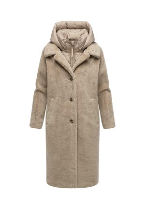 Manteau en fausse fourrure beige avec capuche rembourrée, fermeture par boutons, poches latérales et silhouette décontractée. Texture douce et moelleuse.