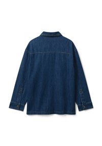 Tmavě modrá džínová bunda s dlouhým rukávem leží na plocho, ukazuje zadní stranu s knoflíkovými manžetami a viditelným švem.