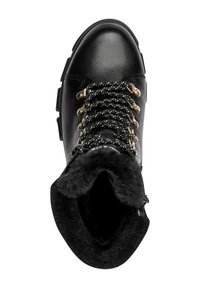 Schwarze Lederstiefel mit Kunstfellfutter, ausgestattet mit metallischen goldenen Beschlägen und gemusterten schwarzen Schnürsenkeln. Mit abgerundeter Zehenform und Knöchelhöhe.