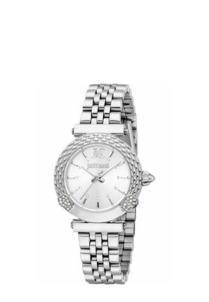 Zilverkleurig Just Cavalli polshorloge met een gestructureerde bezel, kristallen uurmarkeringen, metalen schakelarmband en decoratieve kristallen accenten op de kast.