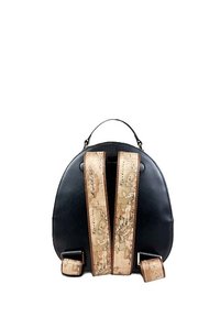 Zaino in pelle nera dalla forma arrotondata con una tracolla stampata a mappa e dalla texture evidente. Presenta una maniglia superiore e spallacci regolabili.