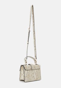 Beige handtas met slangenprint en een gestructureerd ontwerp, voorzien van een handvat aan de bovenkant en een verstelbare schouderriem, zwarte afwerking en accenten in goudkleurig metaal.