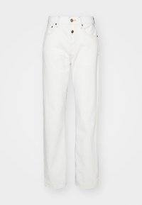 Jeans de mezclilla blanca con un diseño de pernera recta; cuentan con cierre de botón y cremallera, costuras en tono beige y bolsillos frontales.