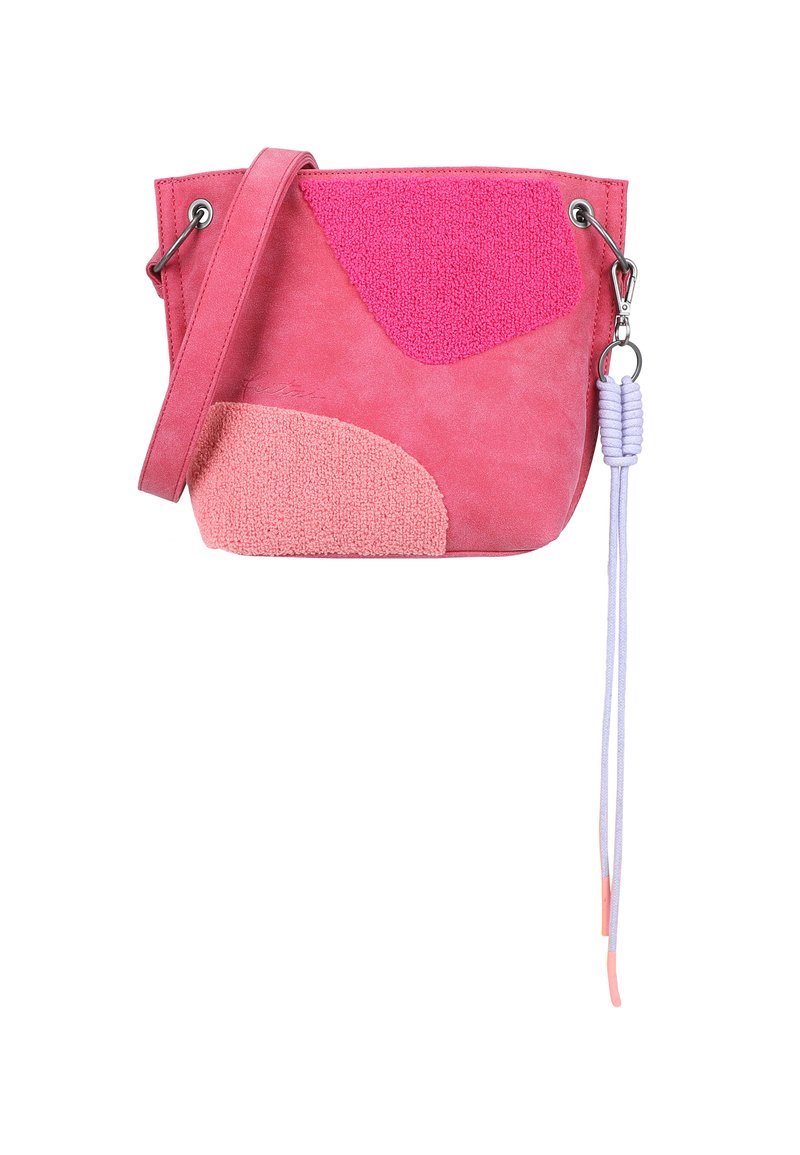 Borsa in suede rosa con un design testurizzato in diverse tonalità di rosa. Include una tracolla removibile e un'accento intrecciato in lavanda e rosa.