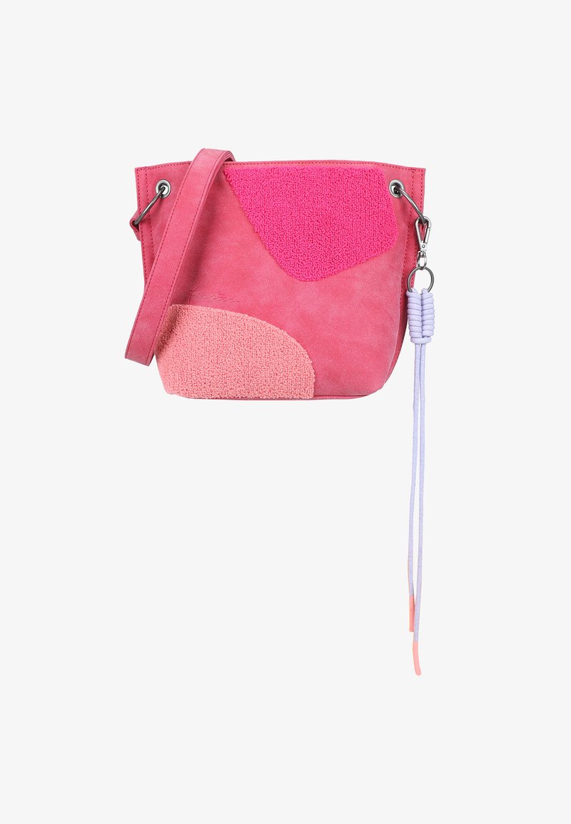 Borsa in suede rosa con un design testurizzato in diverse tonalità di rosa. Include una tracolla removibile e un'accento intrecciato in lavanda e rosa.