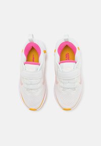 Nike Performance INFINITY FLOW UNISEX - Hardloopschoenen voor op de weg - summit white/arctic orange/pinksicle/university gold