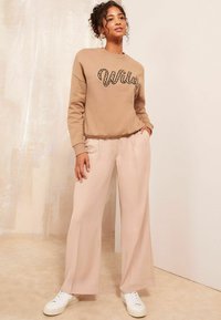 Friends Like These CREW NECK SLOGAN - Mikina - camel